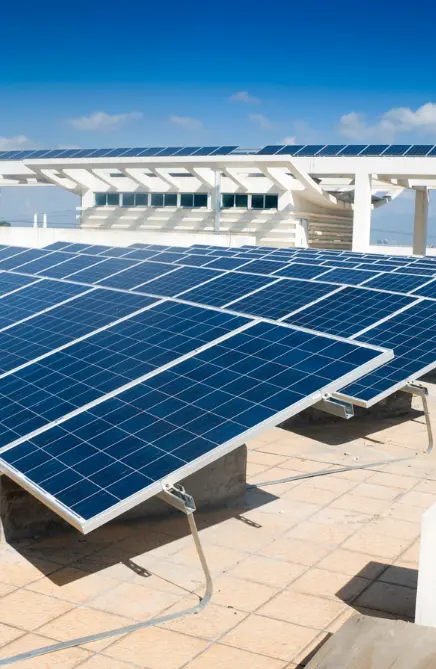 Limpieza paneles solares edificio